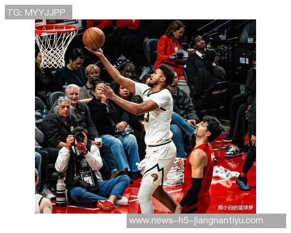 华子故作淡定扒拉约基奇裁判未吹哨引发热议